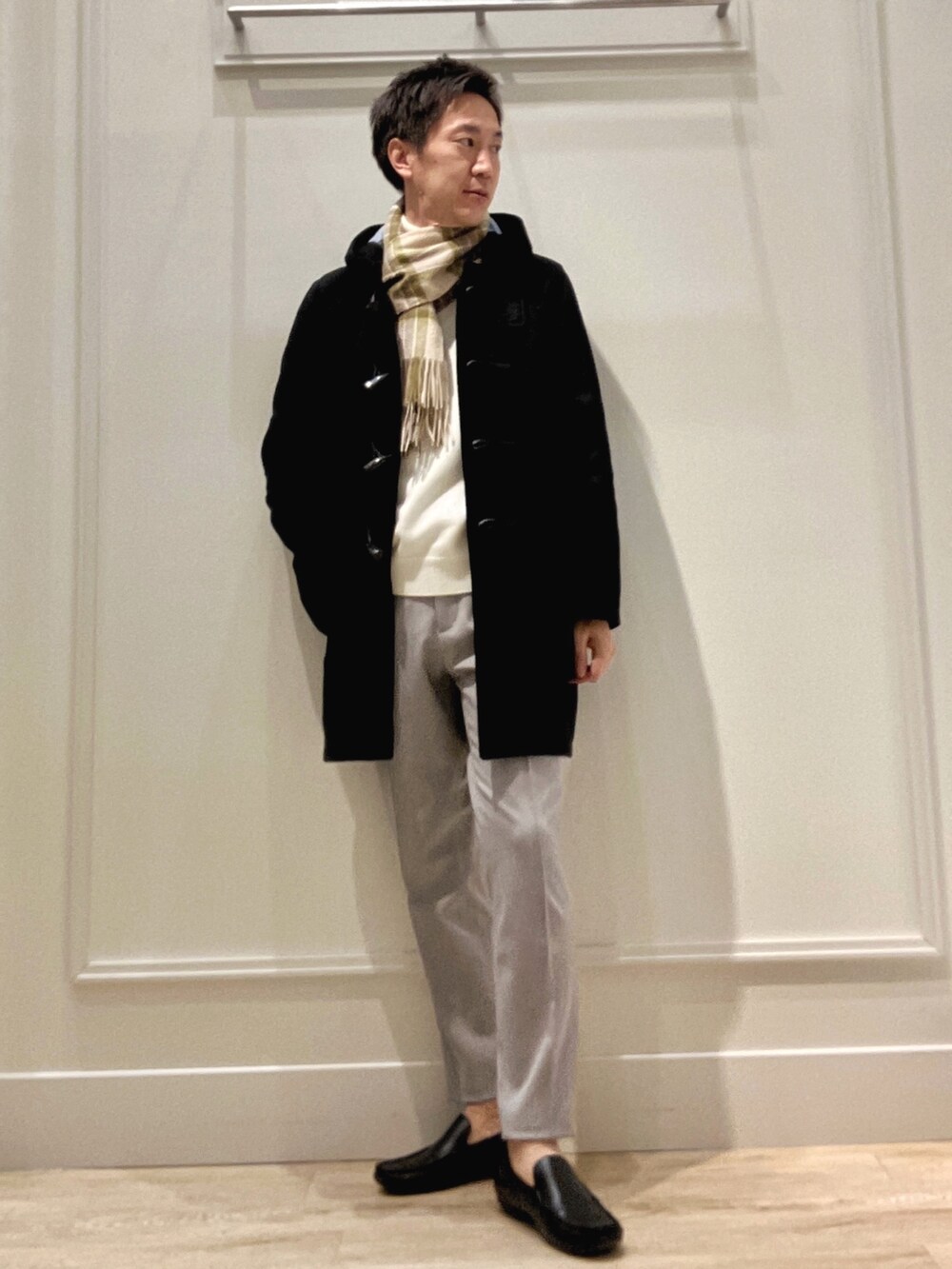 グレー系のその他パンツ、ブルー系のニット/セーター、ブラック系のダッフルコートを着用したメンズの冬コーディネートの2枚目の写真