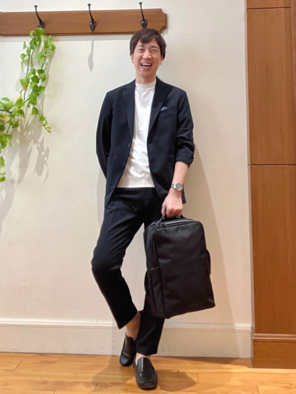 ブルー系のテーラードジャケット、ホワイト系のTシャツ/カットソー、ブルー系のその他パンツを着用したメンズの冬コーディネートの6枚目の写真