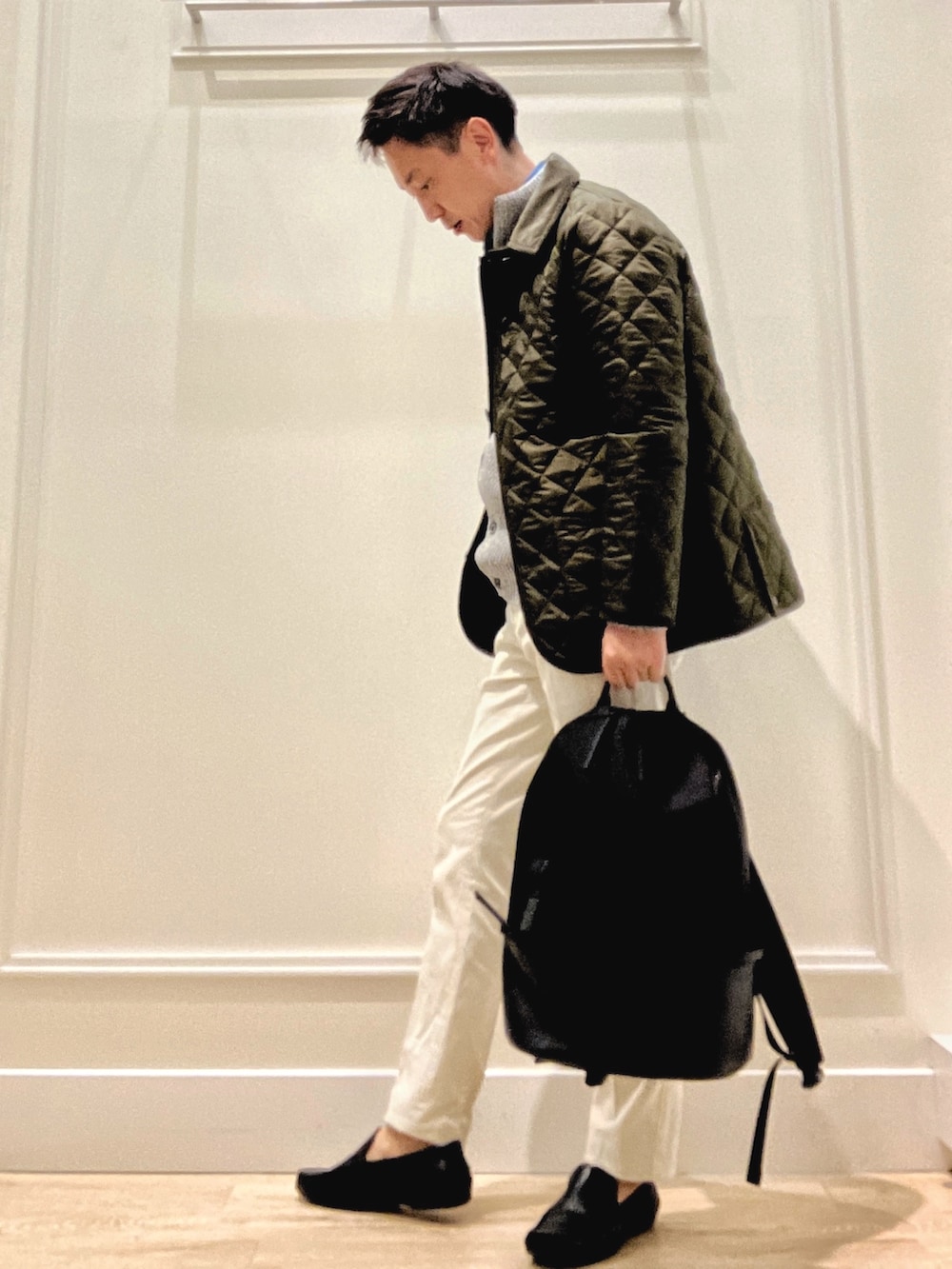 グリーン系のブルゾン、グレー系のカーディガン/ボレロ、ブルー系のシャツ/ブラウスを着用したメンズの秋コーディネートの3枚目の写真