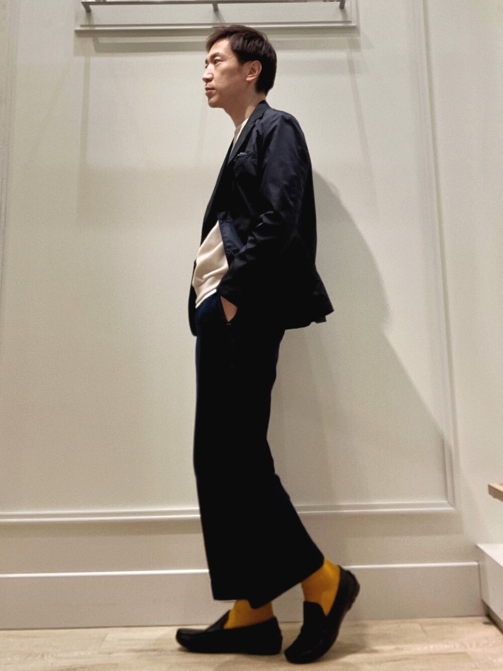 ブルー系のテーラードジャケット、ベージュ系のTシャツ/カットソーを着用したメンズの冬コーディネートの3枚目の写真