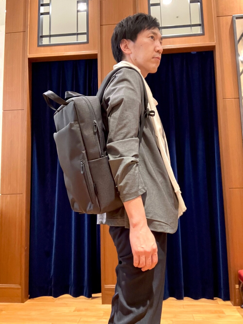 グレー系のノーカラージャケット、ホワイト系のTシャツ/カットソー、ブラック系のバックパック/リュックを着用したメンズの春コーディネートの8枚目の写真