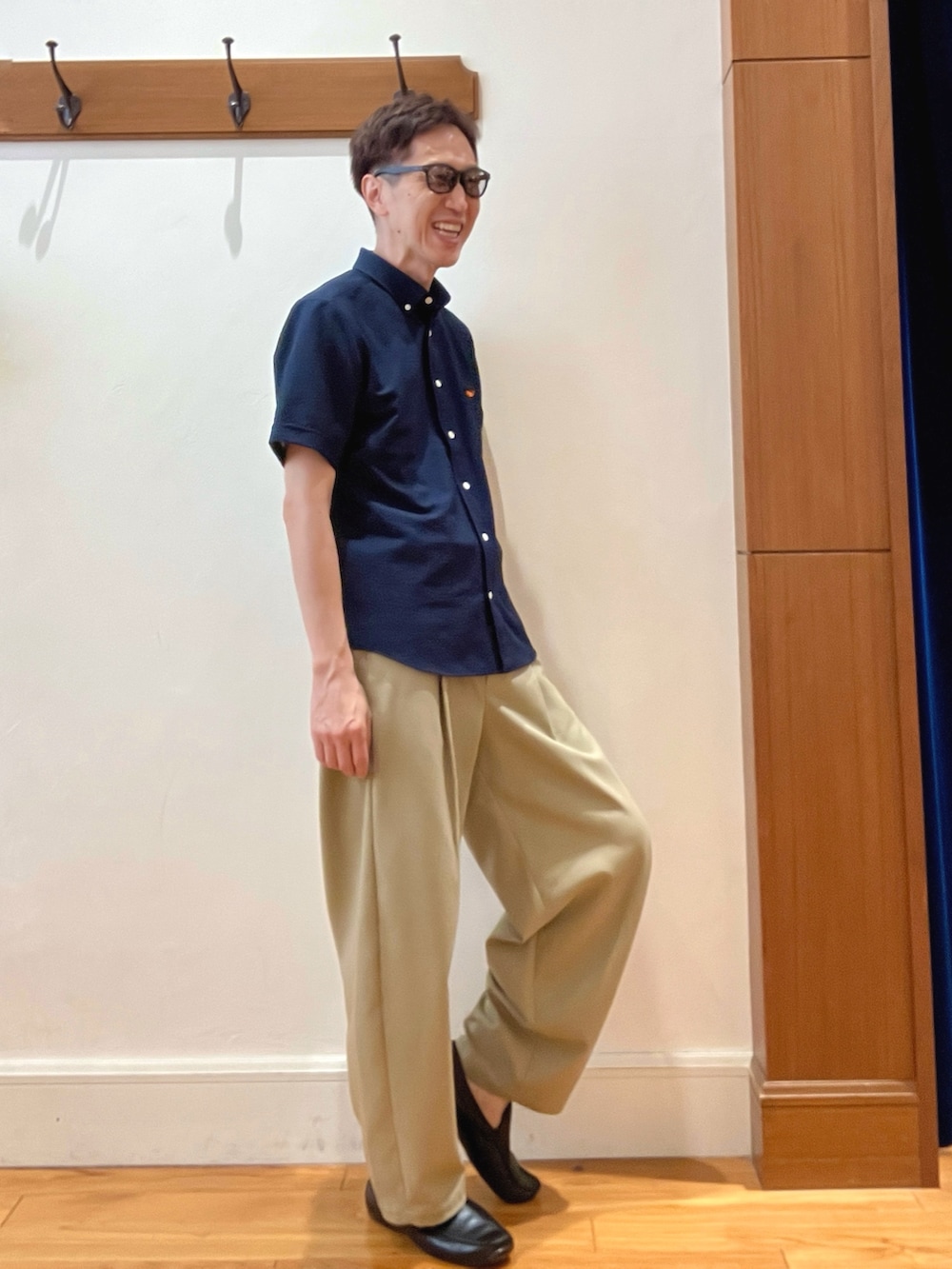 ブルー系のシャツ/ブラウス、ホワイト系のTシャツ/カットソー、ブラック系のサングラスを着用したメンズの夏コーディネートの7枚目の写真