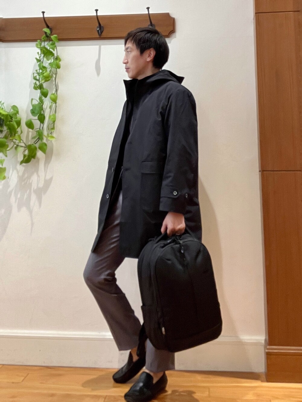 グレー系のその他パンツ、ブラック系のその他アウター、グレー系のテーラードジャケットを着用したメンズの秋コーディネートの3枚目の写真