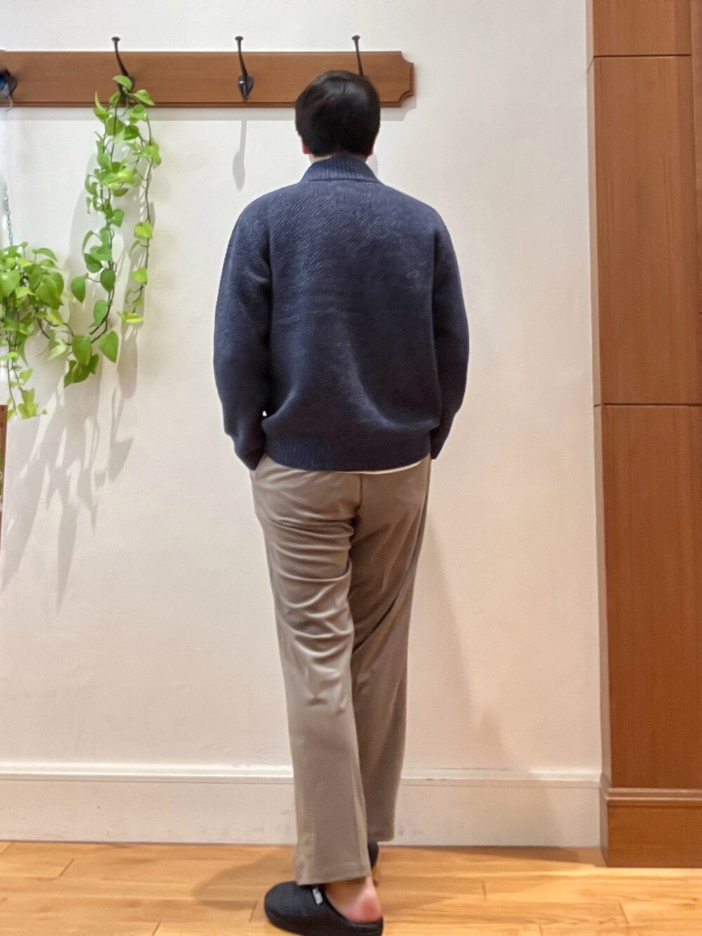 ブルー系のカーディガン/ボレロ、ホワイト系のシャツ/ブラウス、ベージュ系のその他パンツを着用したメンズの秋コーディネートの6枚目の写真