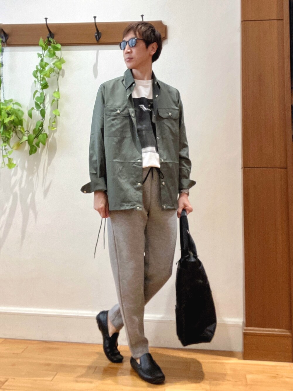 グリーン系のシャツ/ブラウス、ホワイト系のTシャツ/カットソー、グレー系のその他パンツを着用したメンズの秋コーディネートの7枚目の写真