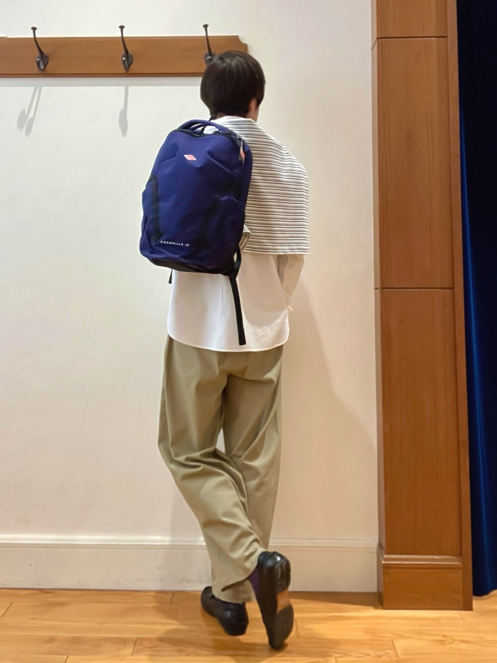 ホワイト系のシャツ/ブラウス、ホワイト系のTシャツ/カットソー、ブルー系のバックパック/リュックを着用したメンズの春コーディネートの4枚目の写真