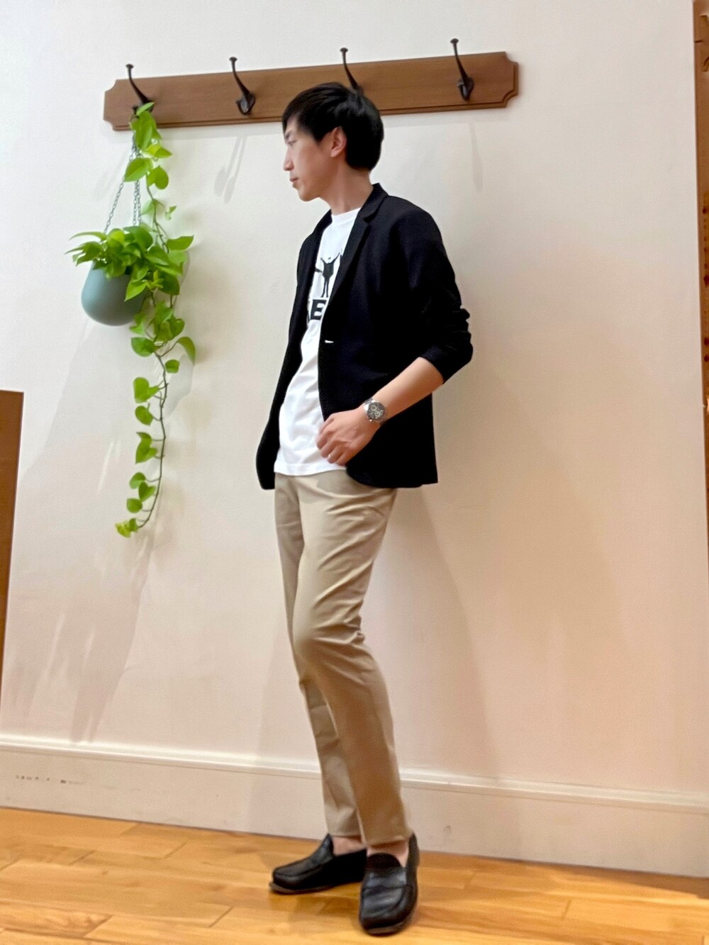 グレー系のカーディガン/ボレロ、ホワイト系のTシャツ/カットソー、ベージュ系のその他パンツを着用したメンズの春コーディネートの2枚目の写真