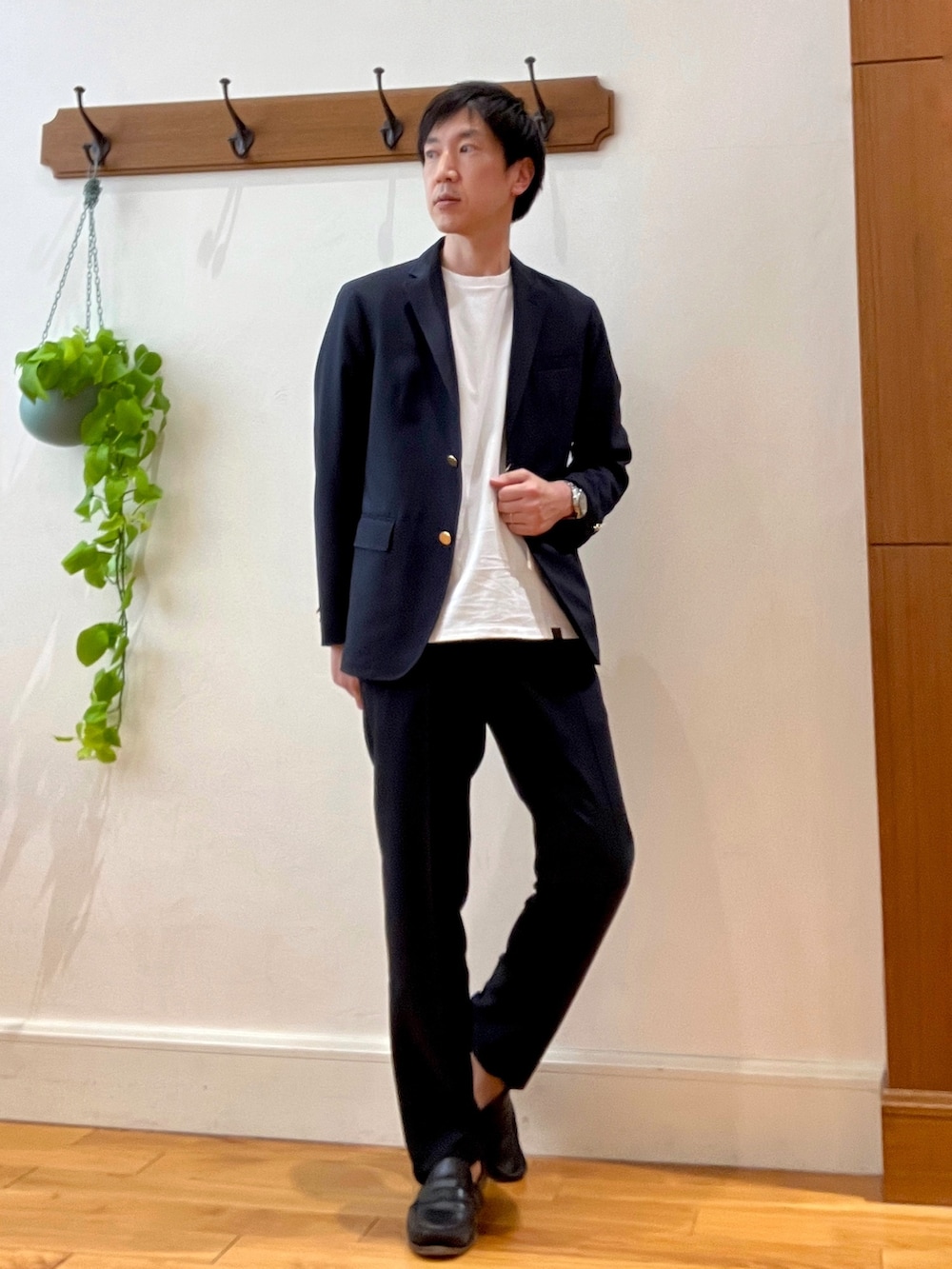 ブルー系のテーラードジャケット、ブルー系のその他パンツ、ホワイト系のTシャツ/カットソーを着用したメンズの春コーディネートの7枚目の写真