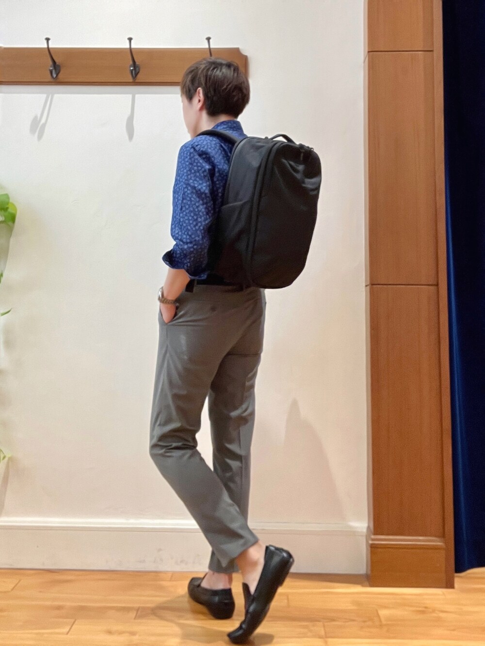 ブルー系のシャツ/ブラウス、ブラック系のバックパック/リュック、グレー系のその他パンツを着用したメンズの夏コーディネートの4枚目の写真