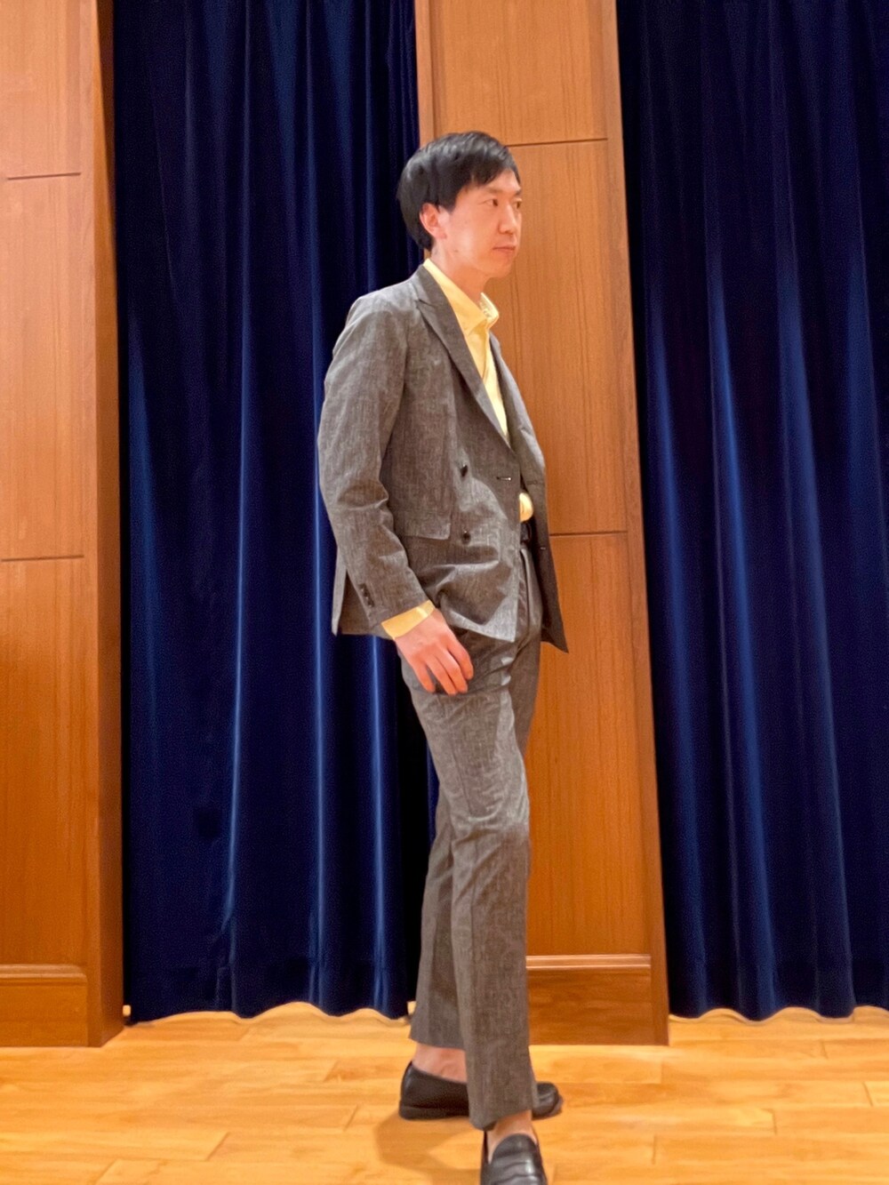 グレー系のテーラードジャケット、イエロー系のシャツ/ブラウス、グレー系のその他パンツを着用したメンズの春コーディネートの6枚目の写真