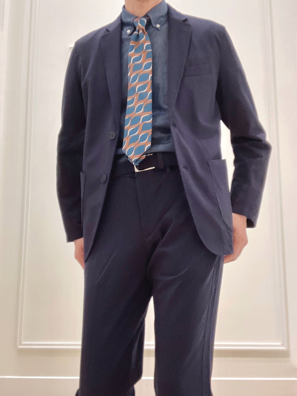 ブルー系のシャツ/ブラウス、ブルー系のネクタイ、ブルー系のテーラードジャケットを着用したメンズの春コーディネートの8枚目の写真