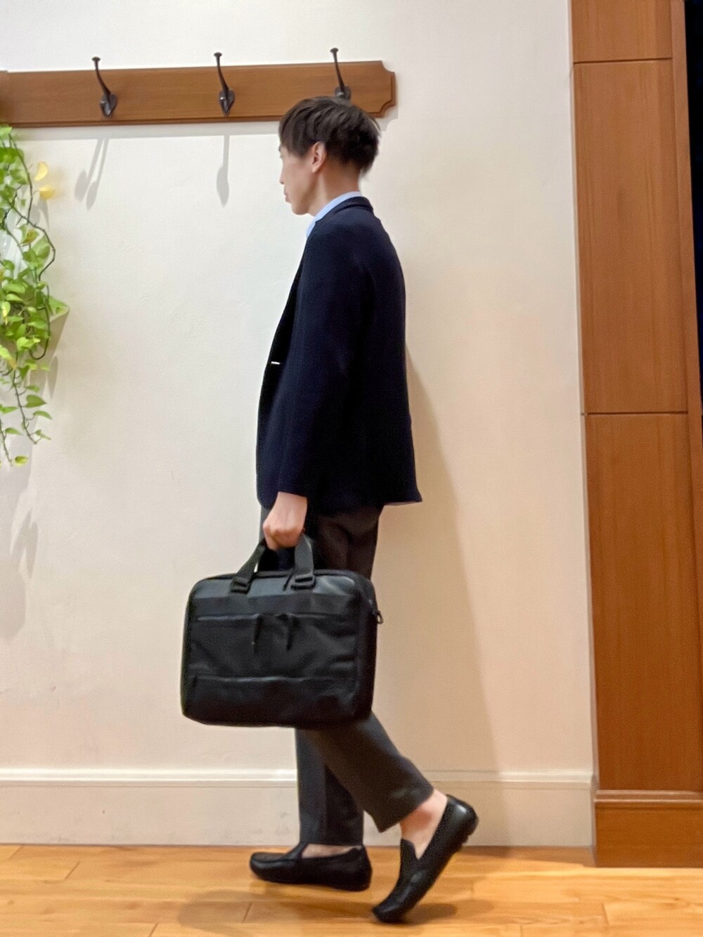 ブルー系のカーディガン/ボレロ、ブルー系のシャツ/ブラウス、ブラック系のビジネスバッグを着用したメンズの秋コーディネートの4枚目の写真