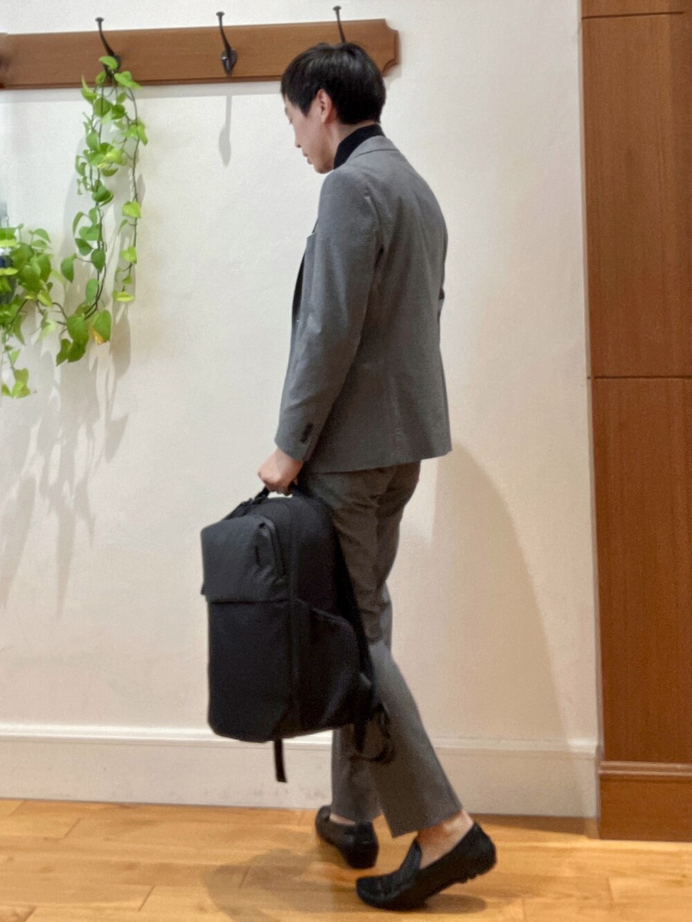 グレー系のテーラードジャケット、ブラック系のTシャツ/カットソー、グレー系のその他パンツを着用したメンズの秋コーディネートの4枚目の写真