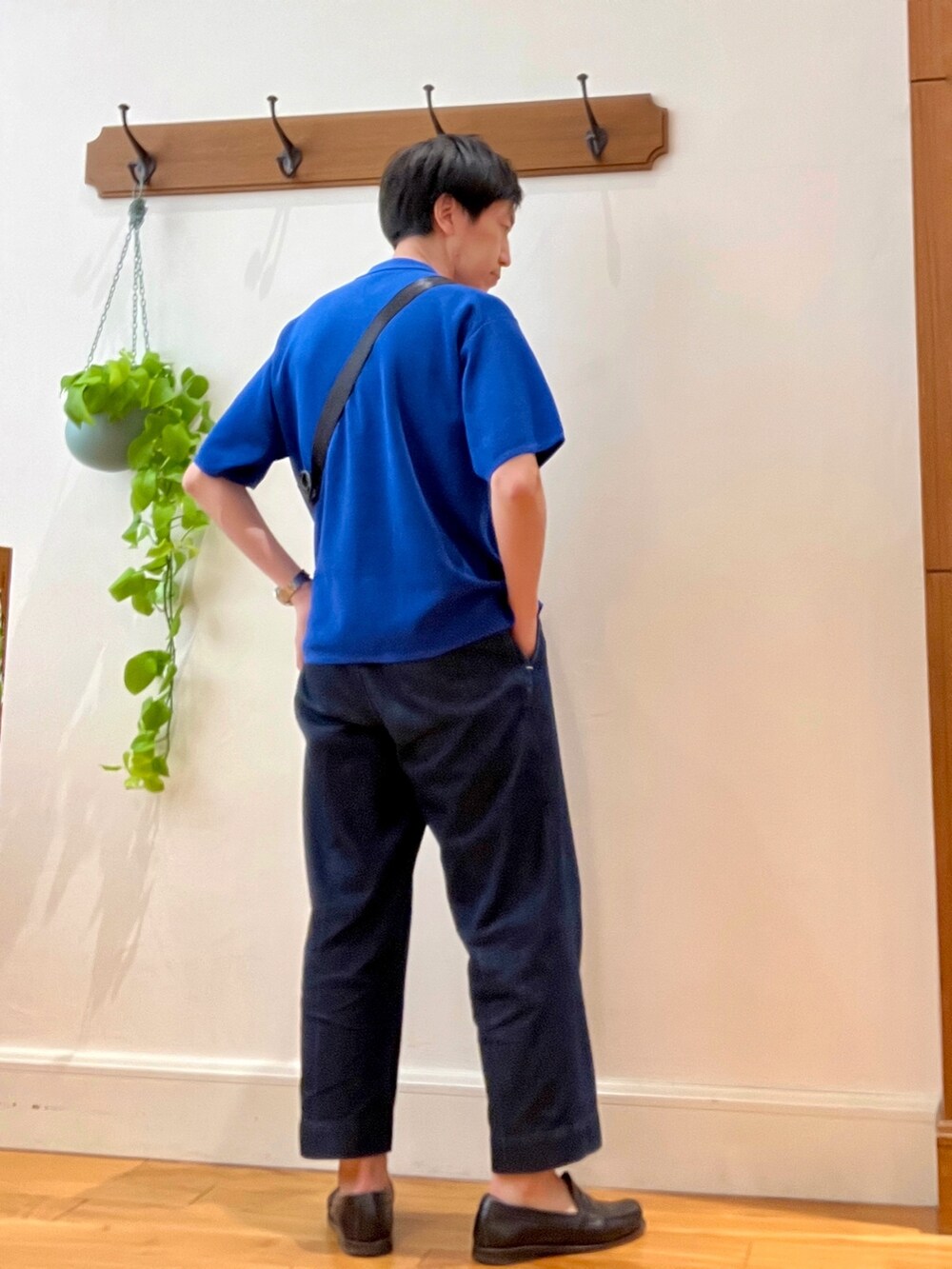 グリーン系のショルダーバッグ、ブルー系のポロシャツを着用したメンズの春コーディネートの4枚目の写真