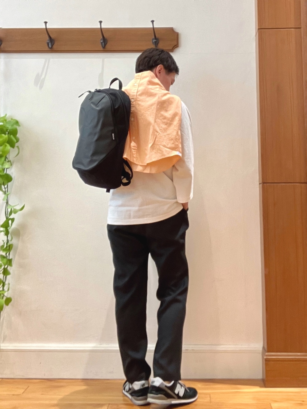 オレンジ系のシャツ/ブラウス、ブラック系のその他パンツ、グレー系のバックパック/リュックを着用したメンズの春コーディネートの5枚目の写真