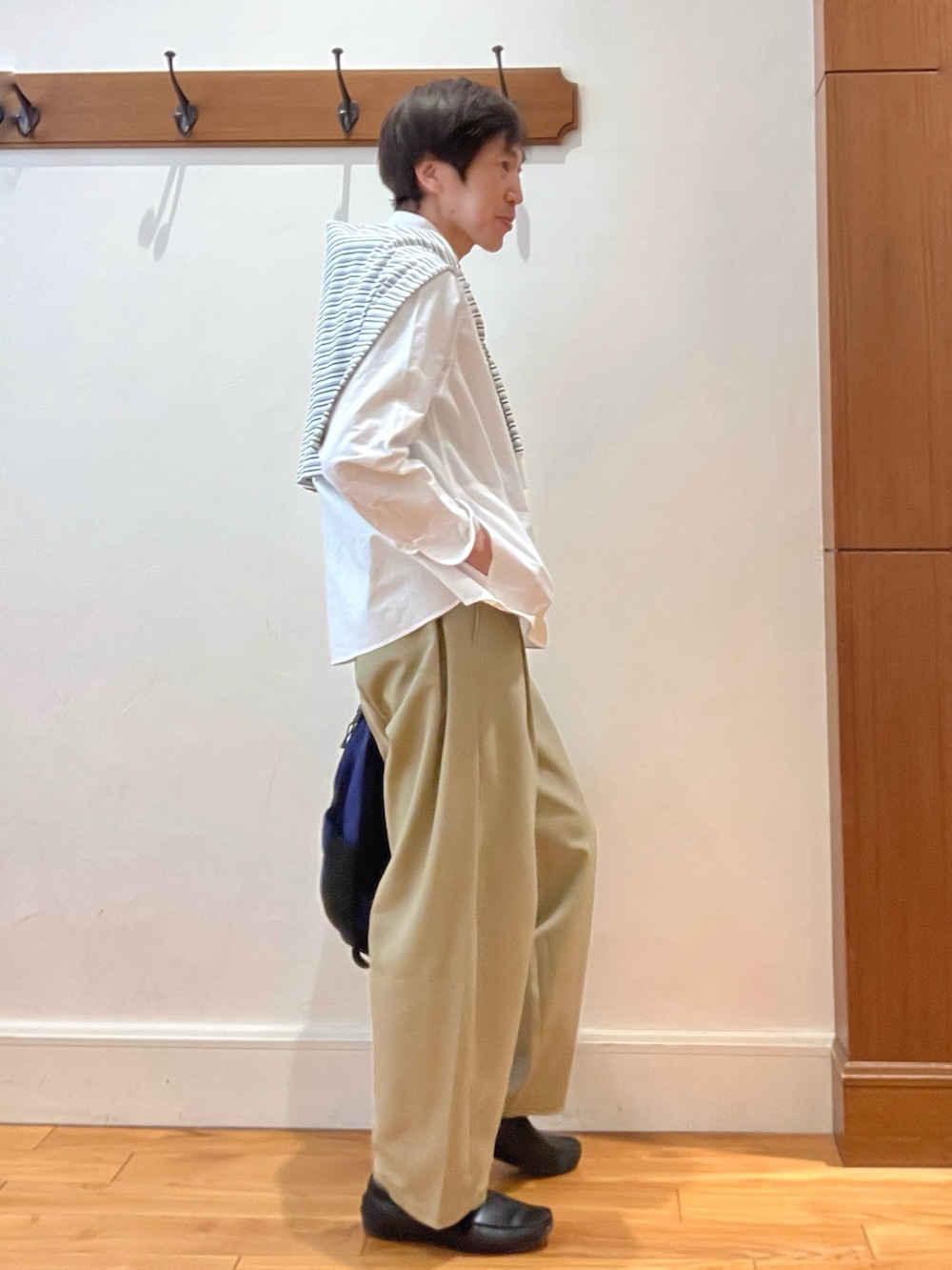 ホワイト系のシャツ/ブラウス、ホワイト系のTシャツ/カットソー、ブルー系のバックパック/リュックを着用したメンズの春コーディネートの6枚目の写真