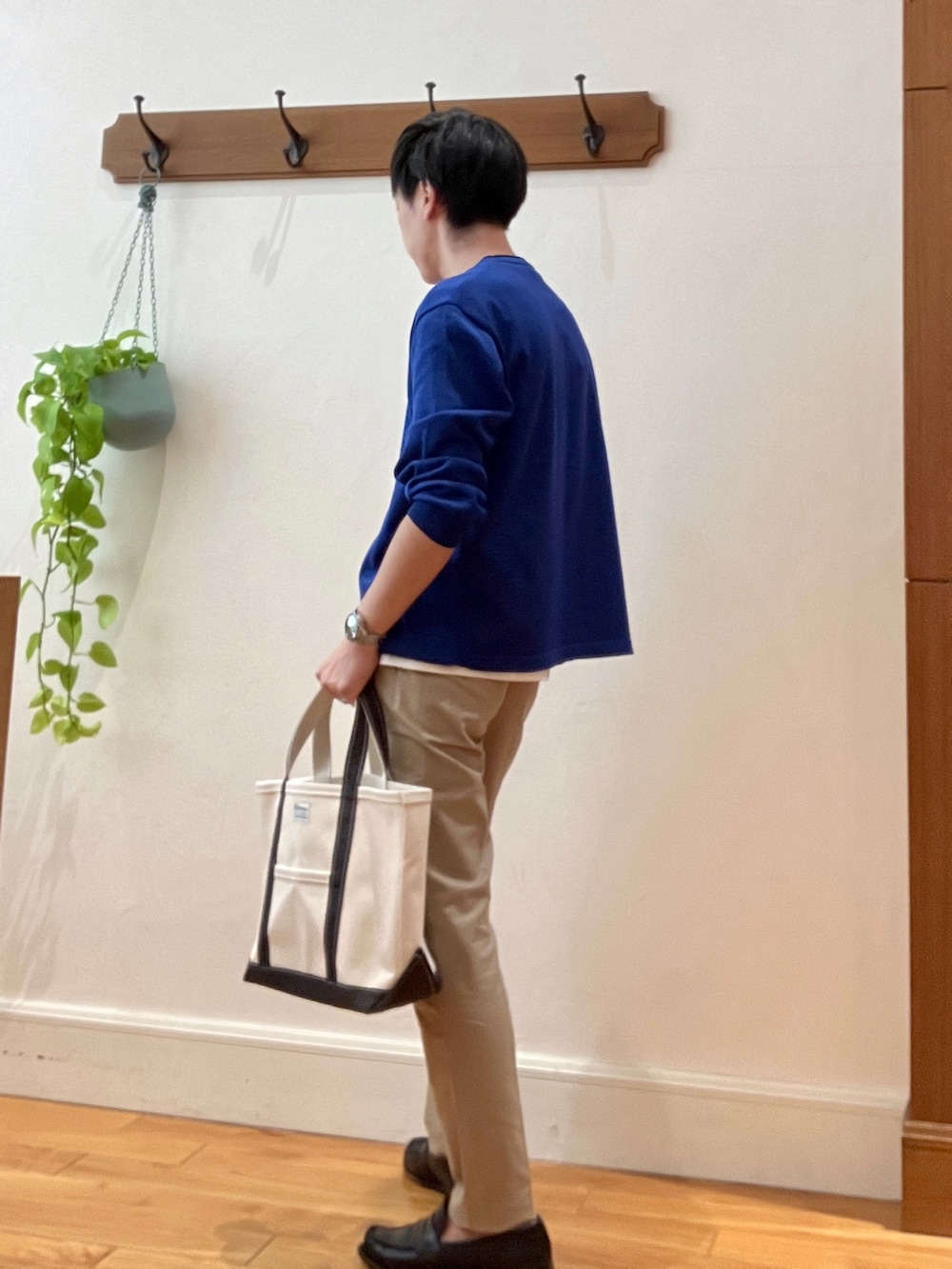 ブルー系のカーディガン/ボレロ、ホワイト系のトートバッグ、ベージュ系のその他パンツを着用したメンズの春コーディネートの4枚目の写真