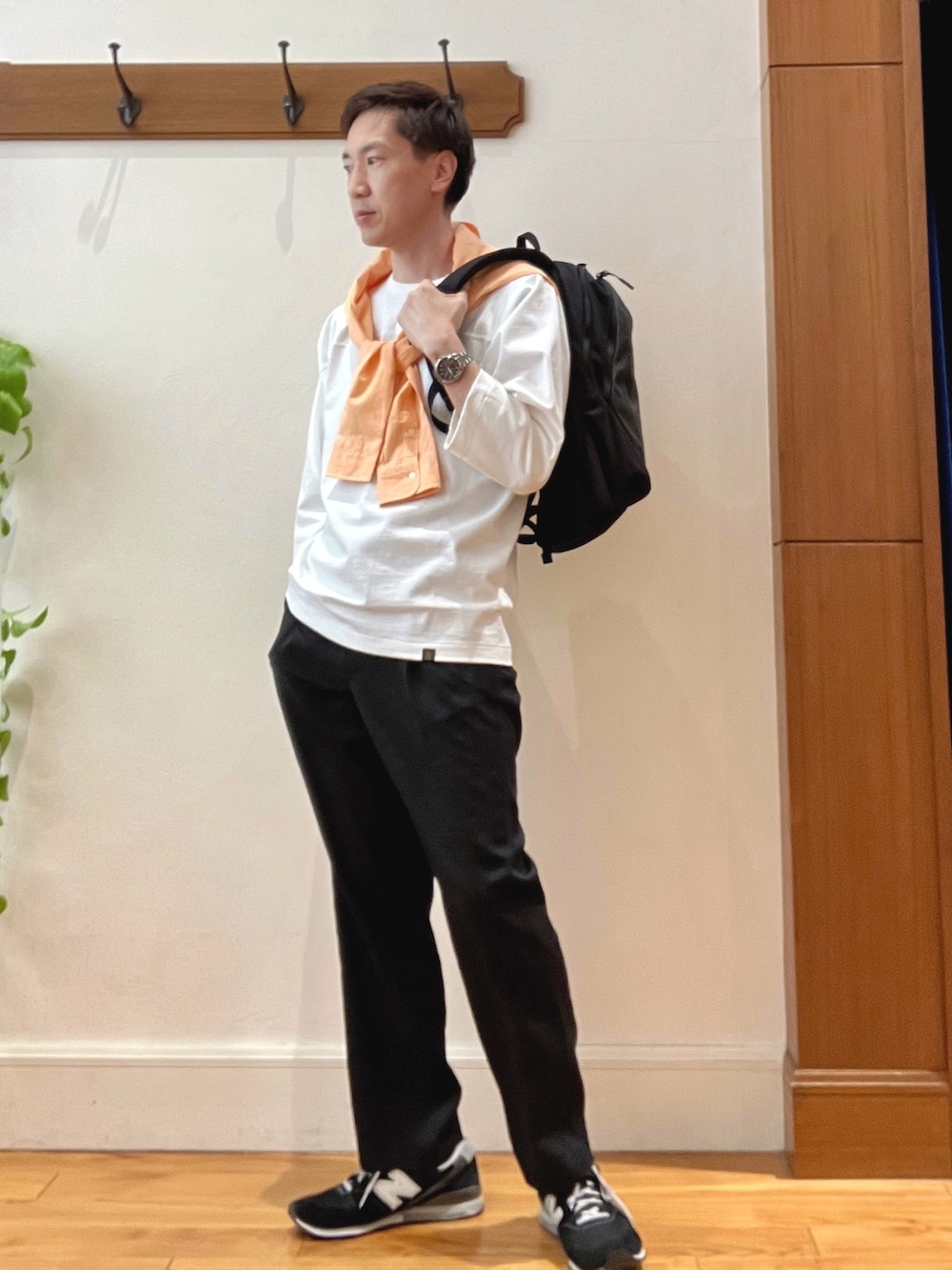 オレンジ系のシャツ/ブラウス、ブラック系のその他パンツ、グレー系のバックパック/リュックを着用したメンズの春コーディネートの7枚目の写真