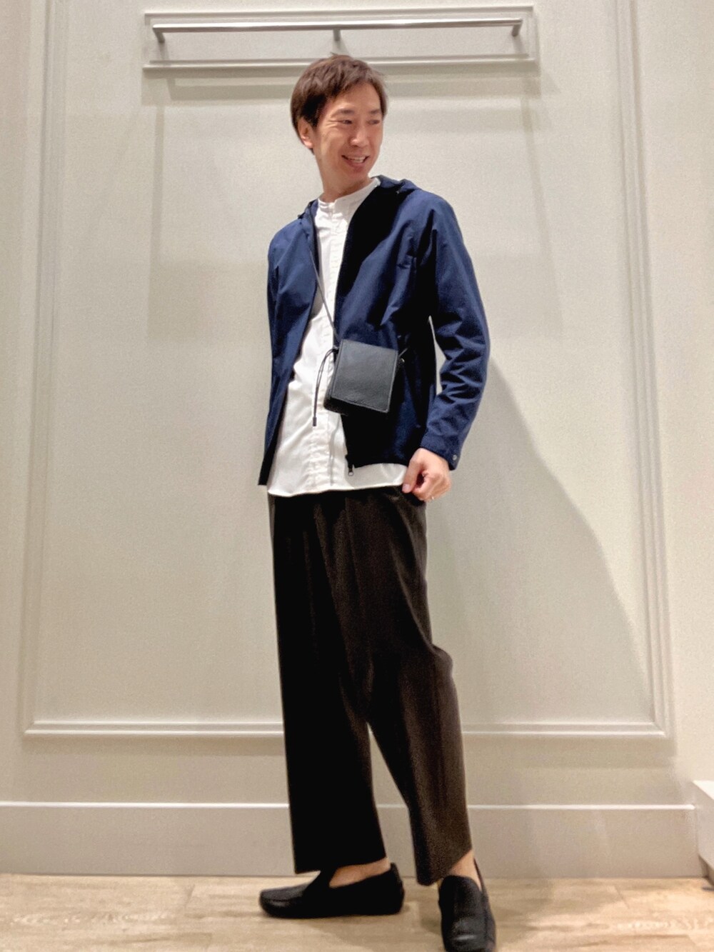 ホワイト系のシャツ/ブラウス、ブルー系のブルゾン、ブラック系のショルダーバッグを着用したメンズの冬コーディネートの2枚目の写真