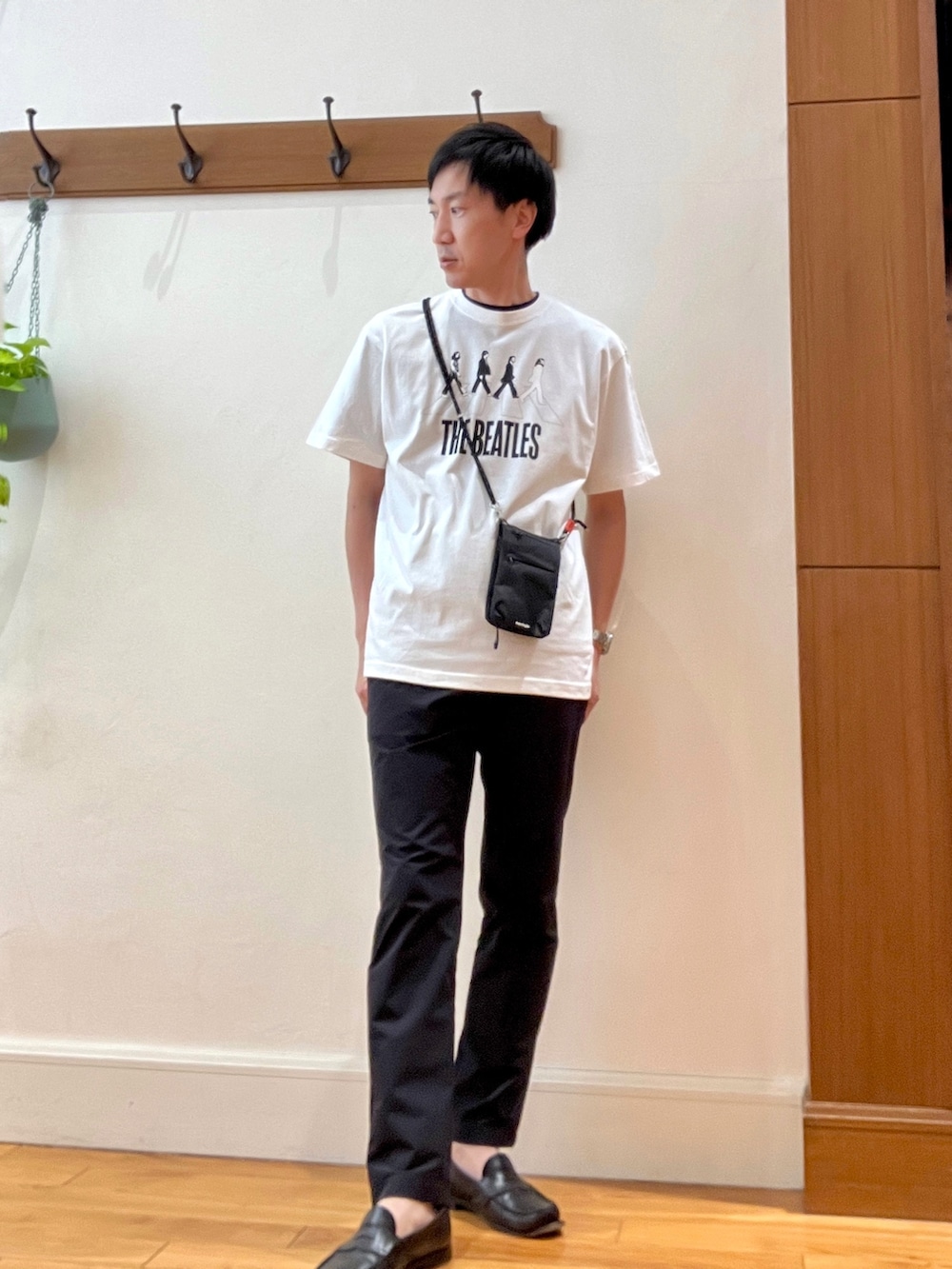 ホワイト系のTシャツ/カットソー、ブラック系のショルダーバッグ、ブルー系のその他パンツを着用したメンズの春コーディネートの2枚目の写真