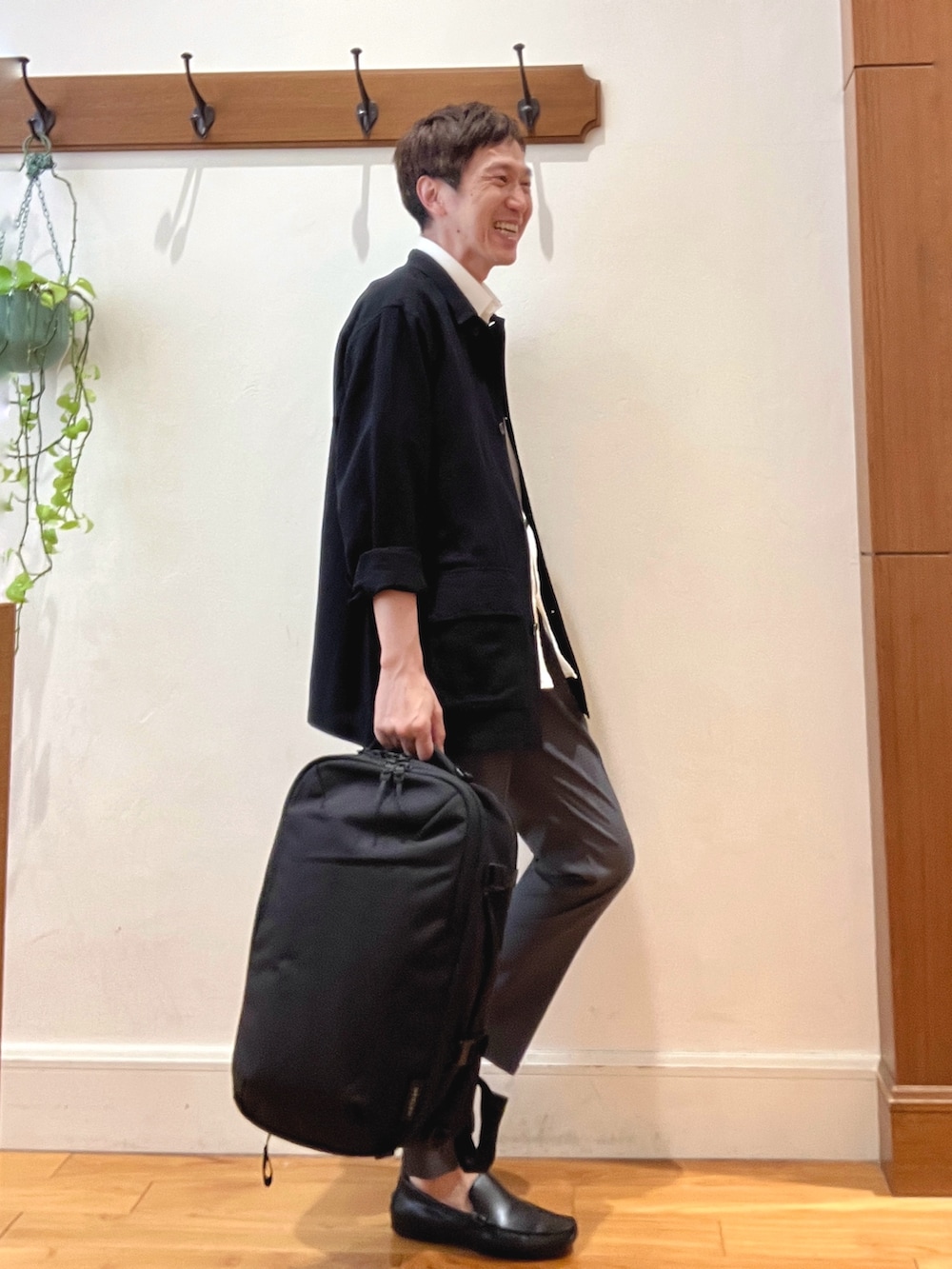 ブラック系のシャツ/ブラウス、ホワイト系のシャツ/ブラウス、グレー系のその他パンツを着用したメンズの夏コーディネートの7枚目の写真