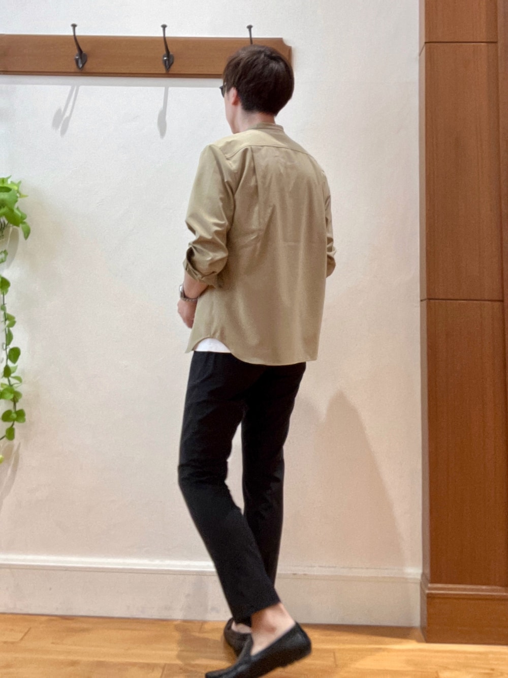 ホワイト系のTシャツ/カットソー、ブラック系のその他パンツ、ベージュ系のシャツ/ブラウスを着用したメンズの夏コーディネートの5枚目の写真