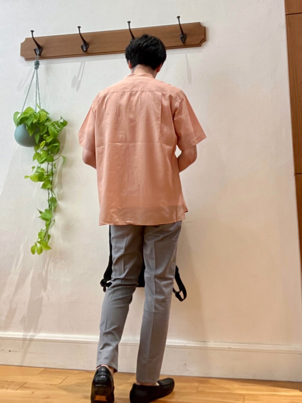 オレンジ系のシャツ/ブラウス、ホワイト系のTシャツ/カットソー、ブラック系のバックパック/リュックを着用したメンズの夏コーディネートの5枚目の写真