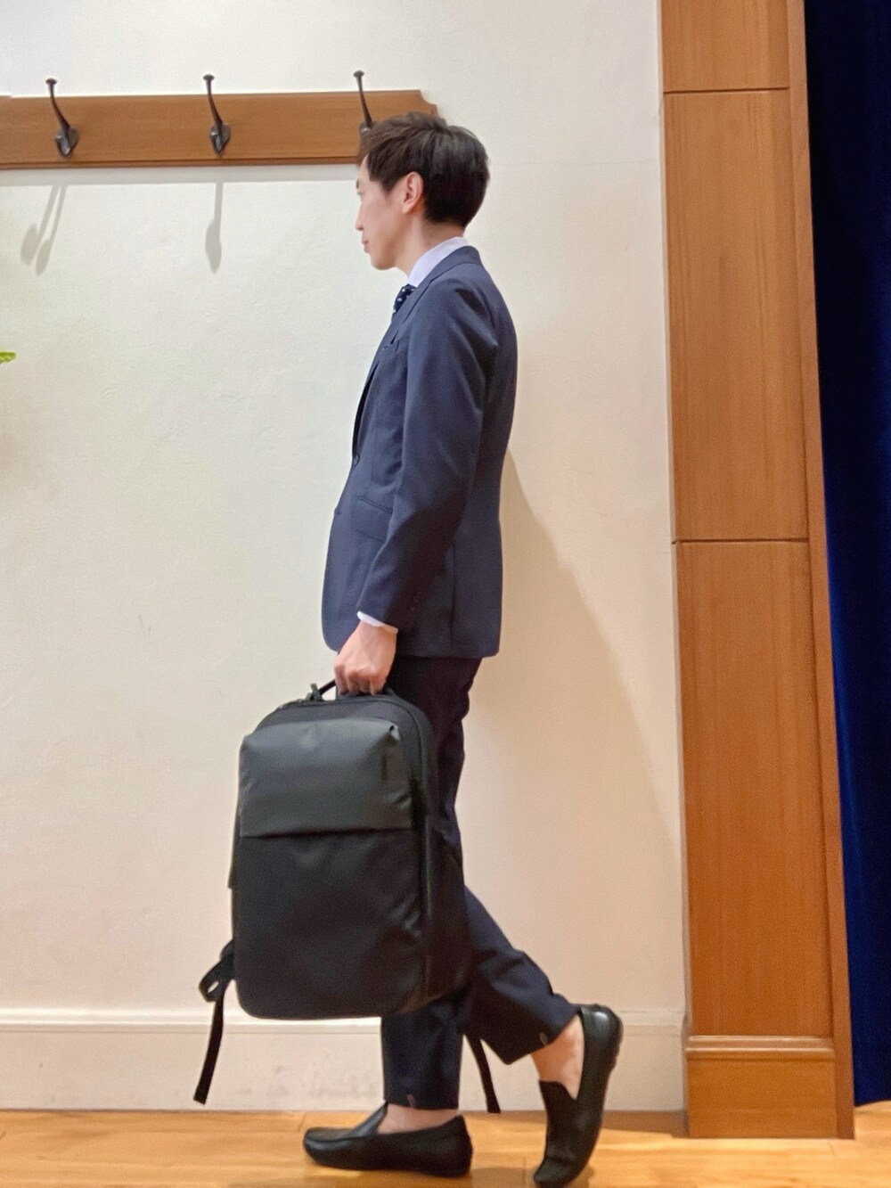 ブルー系のスラックス、パープル系のシャツ/ブラウス、ブルー系のテーラードジャケットを着用したメンズの春コーディネートの4枚目の写真