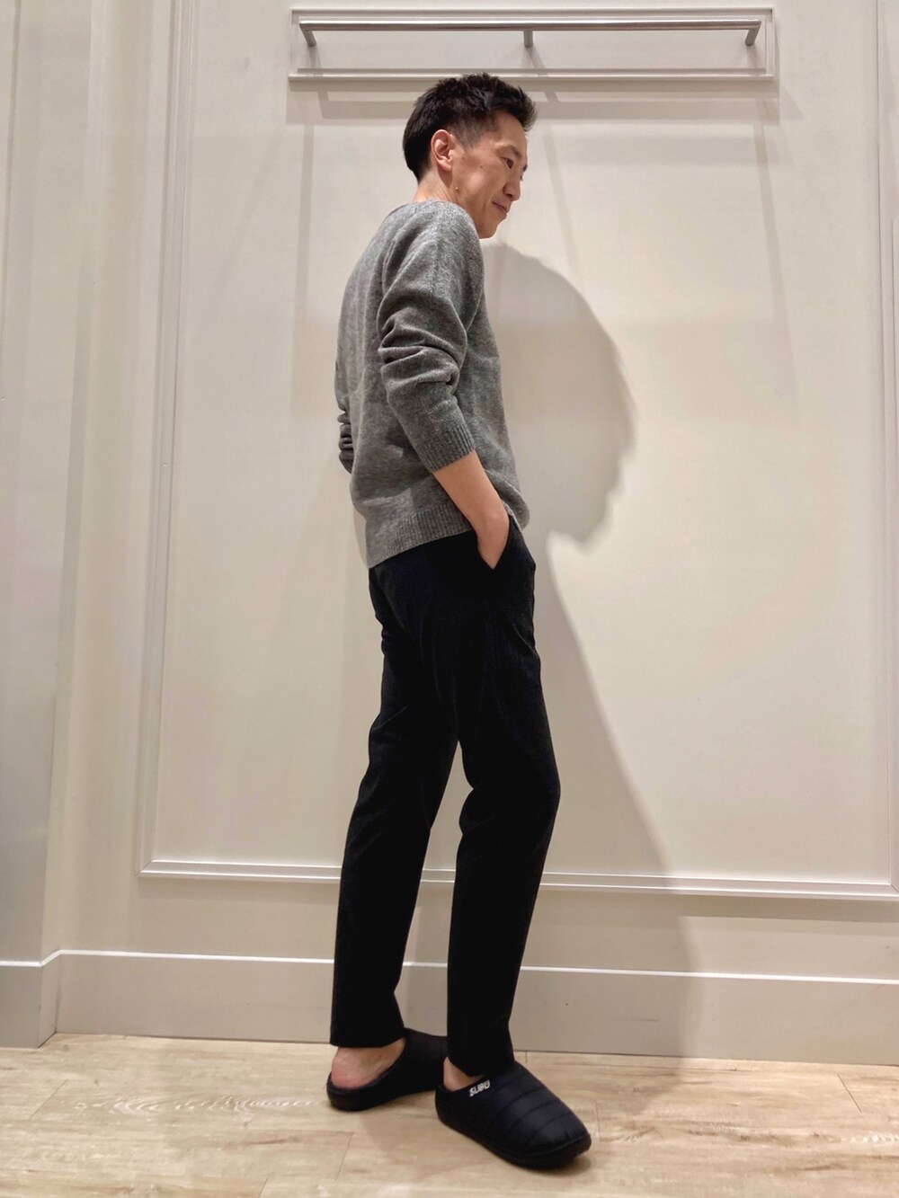 ブラック系のサンダル、グレー系のその他パンツ、グレー系のニット/セーターを着用したメンズの秋コーディネートの2枚目の写真