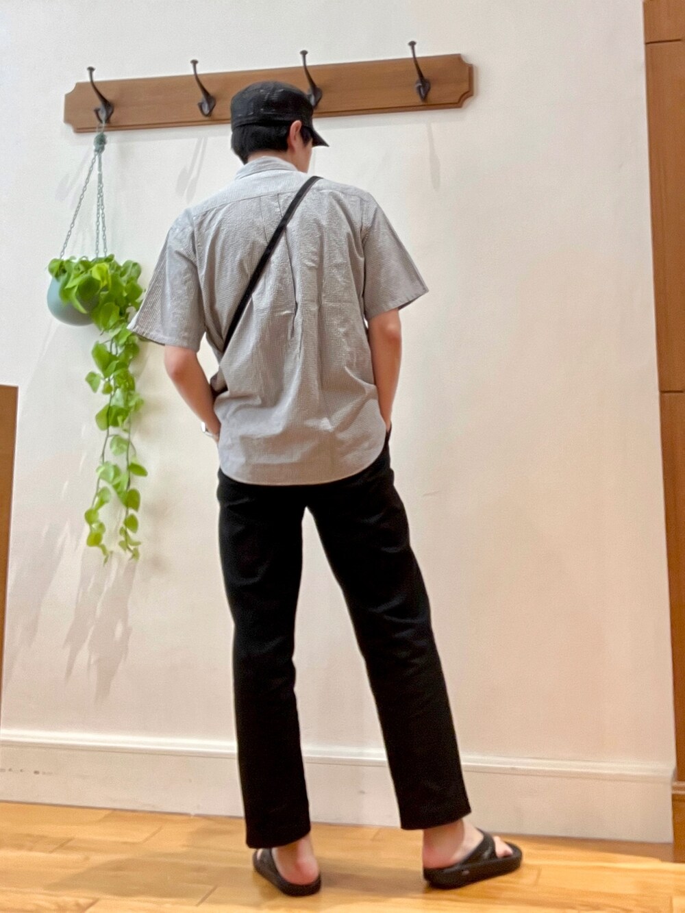 ブラック系のシャツ/ブラウス、ブラック系のショルダーバッグ、ブラック系のサンダルを着用したメンズの春コーディネートの4枚目の写真