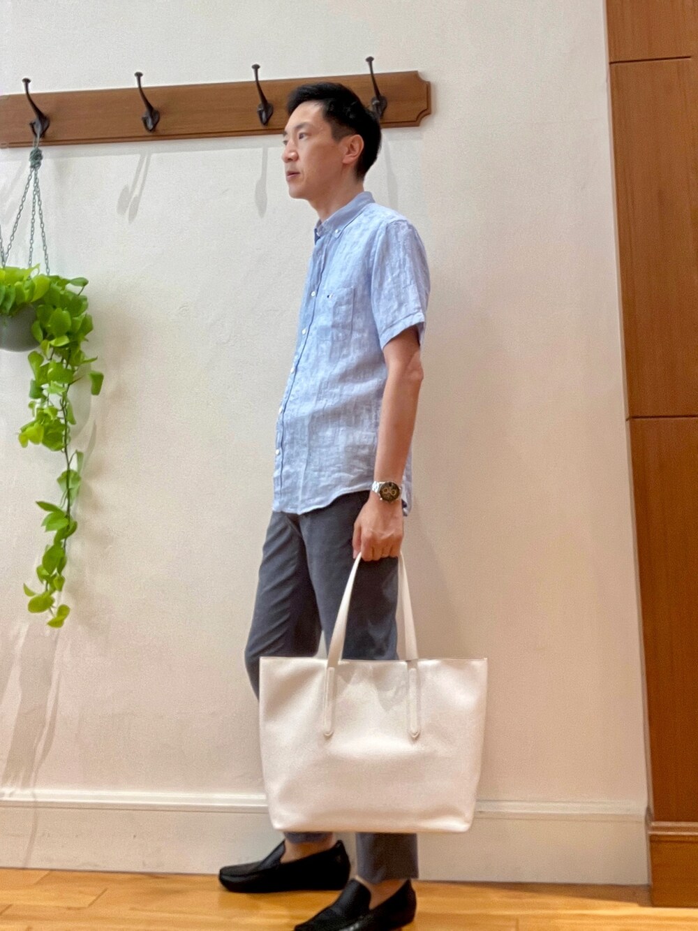 ブルー系のシャツ/ブラウス、ホワイト系のトートバッグ、ブルー系のその他パンツを着用したメンズの夏コーディネートの3枚目の写真