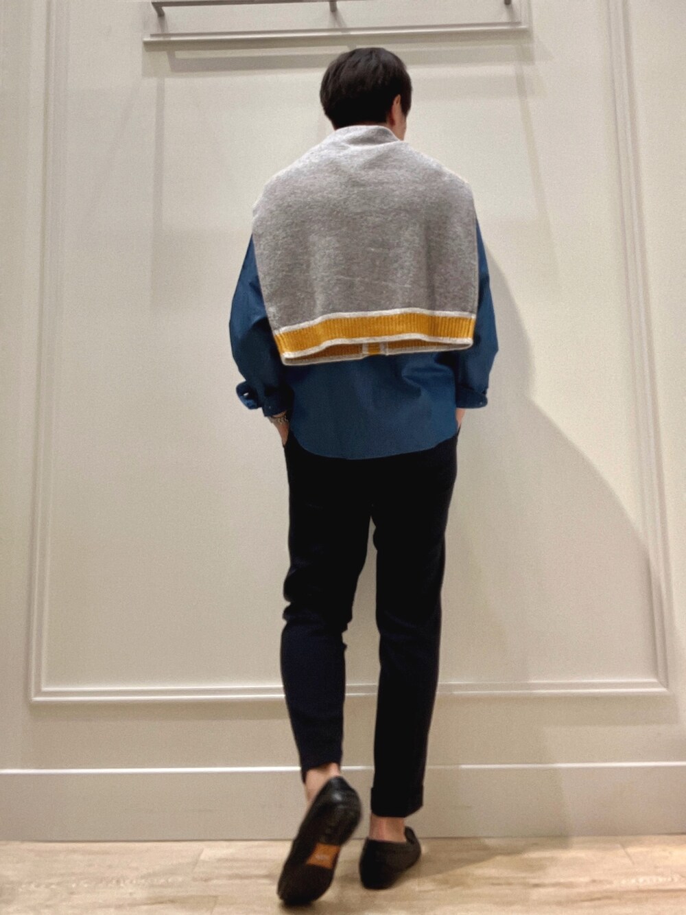 グレー系のカーディガン/ボレロ、ブルー系のシャツ/ブラウスを着用したメンズの秋コーディネートの4枚目の写真