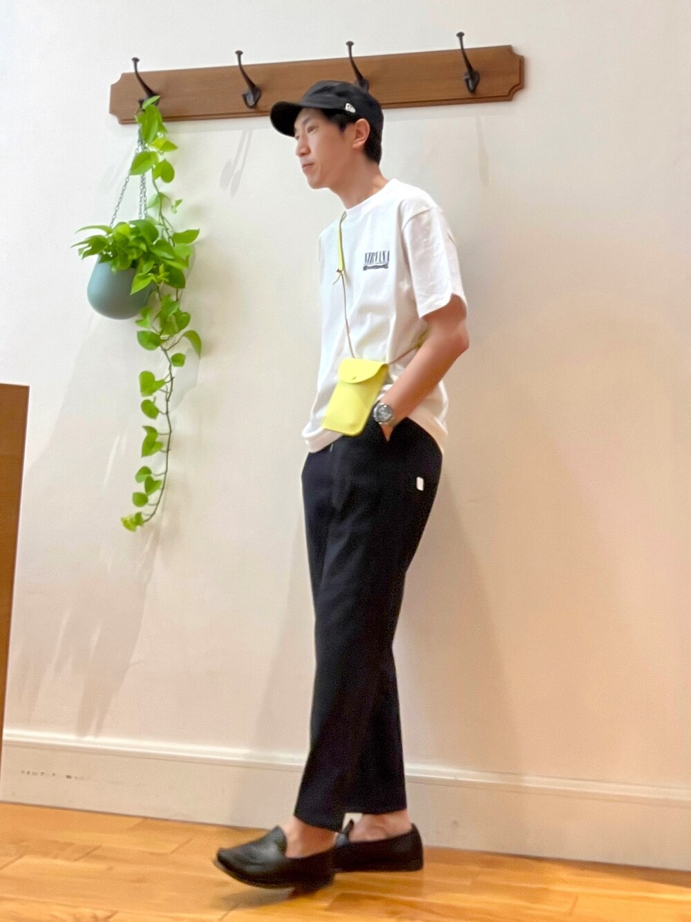 ホワイト系のTシャツ/カットソー、ブルー系のその他パンツ、イエロー系のショルダーバッグを着用したメンズの春コーディネートの6枚目の写真