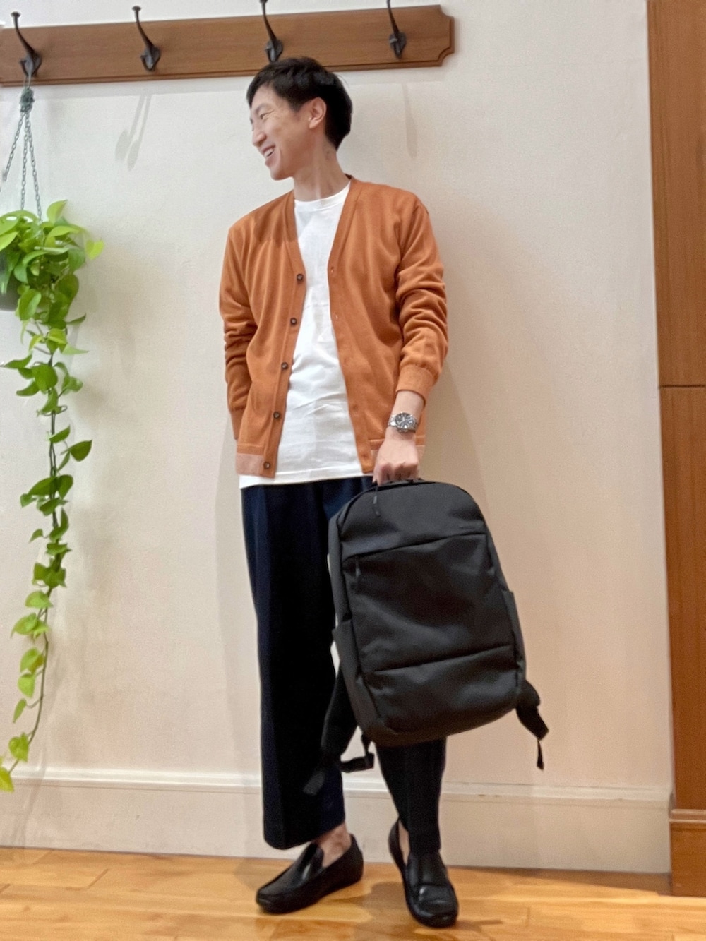「きれいめカジュアル、デニム、ローファー、バックパック、INCASE、NOLLEY'S、ノーリーズ、オトナカジュアル、休日スタイル、秋のコーデ、秋服準備はじめました、カーディガン、シンプルスタイル、シンプルコーデ」｜「NOLLEY'S goodmanのロンT付き プレーティングレイヤード カーディガン（カーディガン/ボレロ、イエロー系）」を使った、Tatsuo.YMさん（メンズ・182cm）の秋コーディネートの2枚目の写真