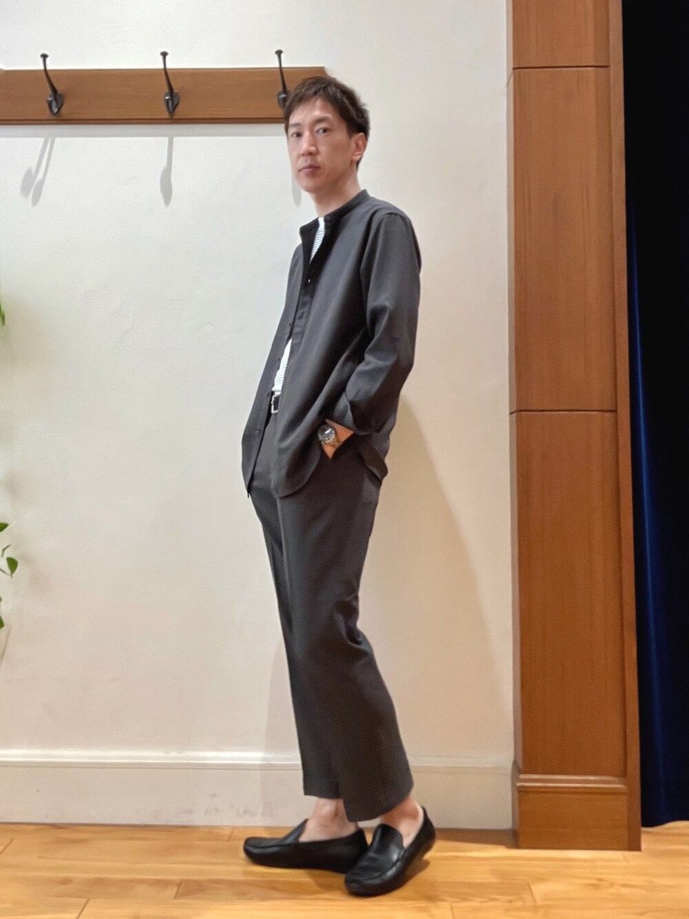 グレー系のスラックス、グレー系のシャツ/ブラウス、ホワイト系のTシャツ/カットソーを着用したメンズの夏コーディネートの2枚目の写真