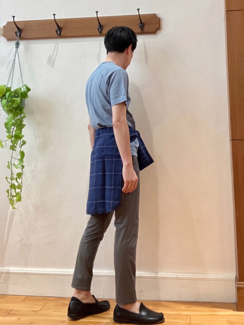 ブルー系のTシャツ/カットソー、ブルー系のシャツ/ブラウス、グレー系のその他パンツを着用したメンズの春コーディネートの4枚目の写真