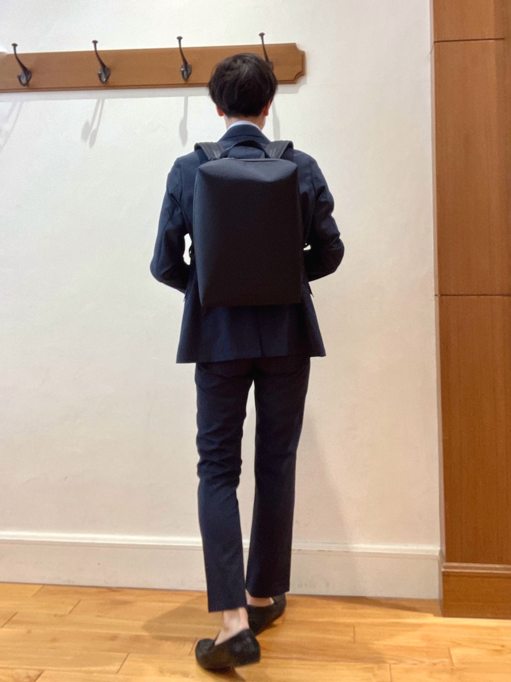 ブルー系のテーラードジャケット、ブルー系のその他パンツ、ブラック系のバックパック/リュックを着用したメンズの春コーディネートの5枚目の写真