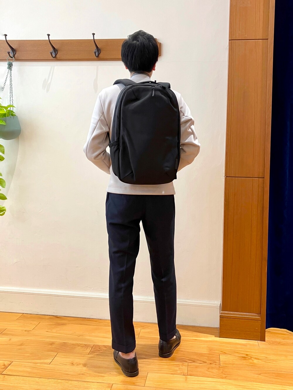 ベージュ系のブルゾン、ブラック系のビジネスシャツ、ブラック系のバックパック/リュックを着用したメンズの春コーディネートの7枚目の写真