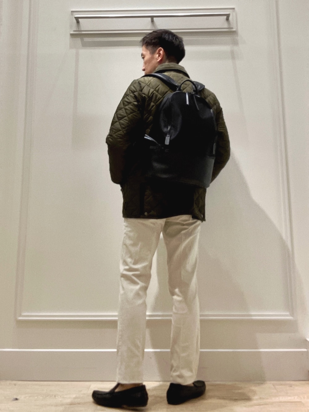 グリーン系のブルゾン、グレー系のカーディガン/ボレロ、ブルー系のシャツ/ブラウスを着用したメンズの秋コーディネートの4枚目の写真