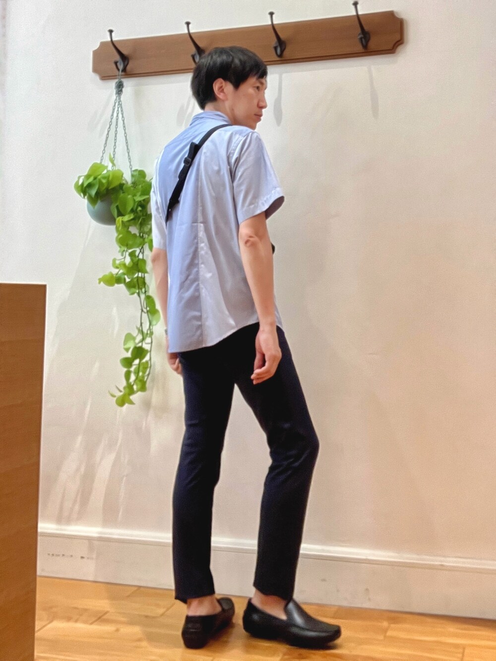 ブルー系のその他パンツ、ブルー系のシャツ/ブラウス、ブラック系のショルダーバッグを着用したメンズの夏コーディネートの5枚目の写真