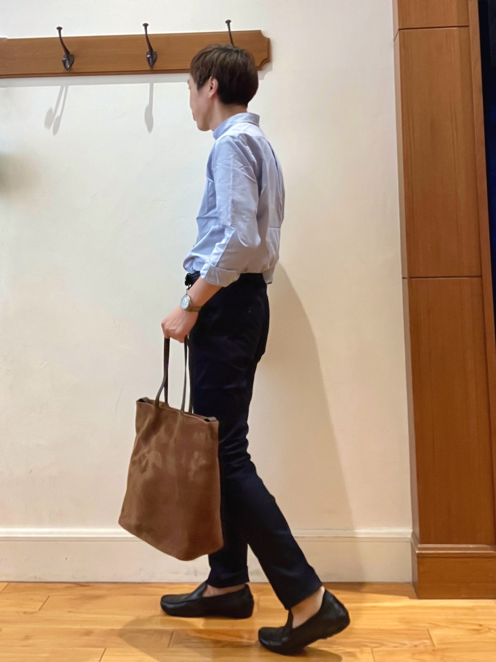 ブルー系のシャツ/ブラウス、ブルー系のチノパンツ、ホワイト系のTシャツ/カットソーを着用したメンズの夏コーディネートの6枚目の写真