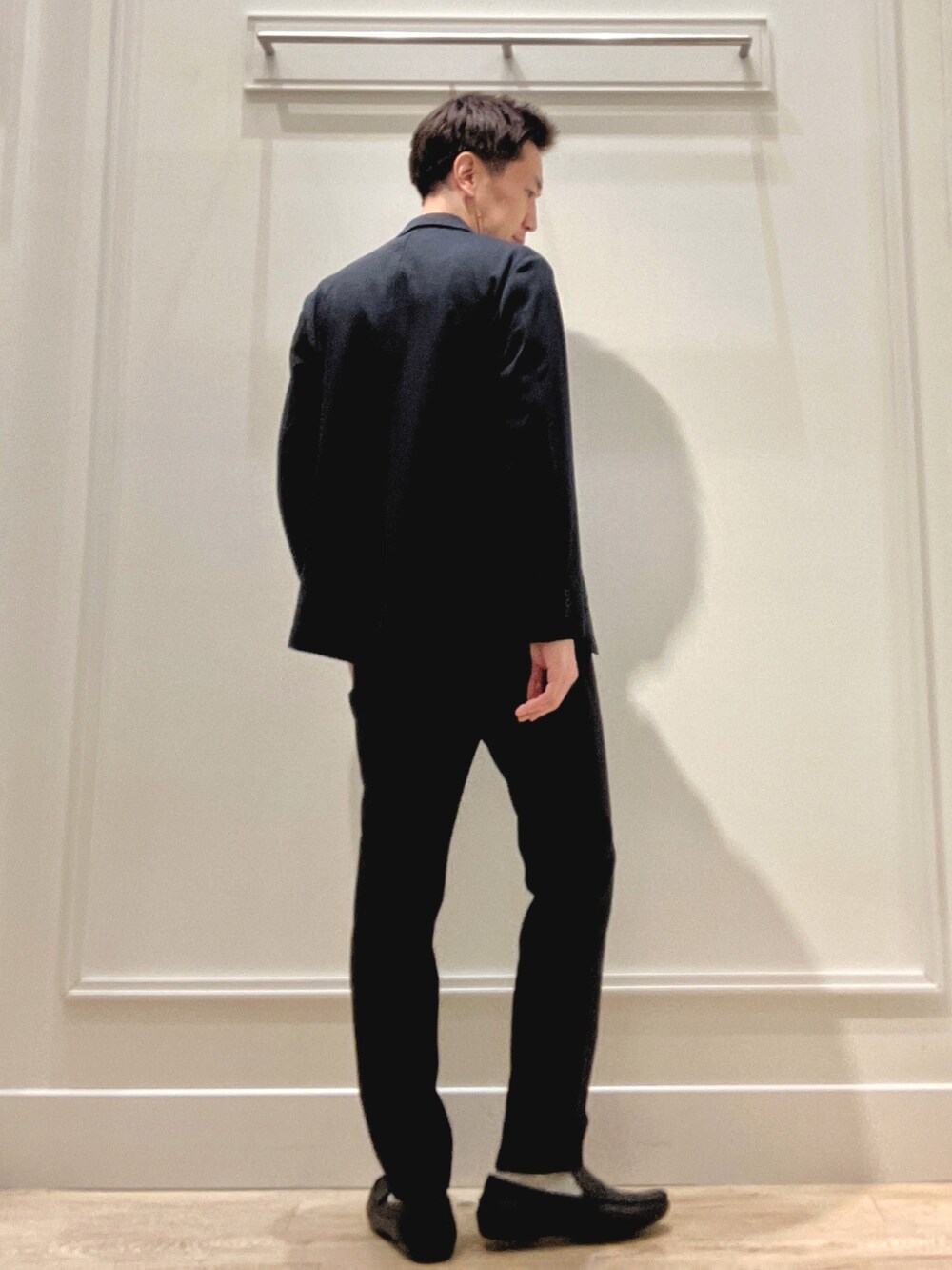 ブルー系のその他パンツ、ブルー系のテーラードジャケット、ブルー系のニット/セーターを着用したメンズの冬コーディネートの5枚目の写真