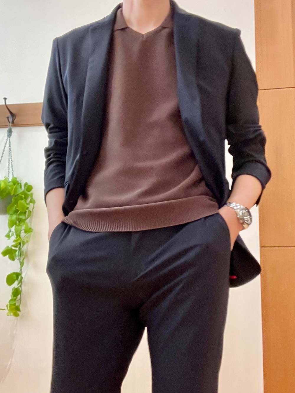 ブルー系のテーラードジャケット、ブルー系のその他パンツ、ブラウン系のポロシャツを着用したメンズの春コーディネートの8枚目の写真