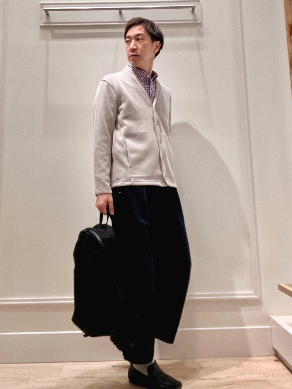 ベージュ系のカーディガン/ボレロ、ブラック系のバックパック/リュックを着用したメンズの冬コーディネートの6枚目の写真