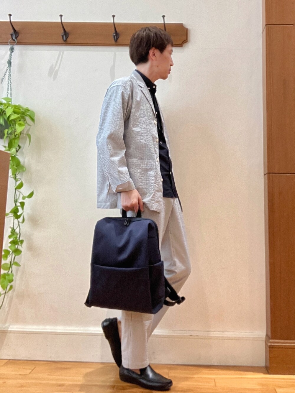 ホワイト系のシャツ/ブラウス、ブルー系のシャツ/ブラウス、ホワイト系のその他パンツを着用したメンズの春コーディネートの5枚目の写真