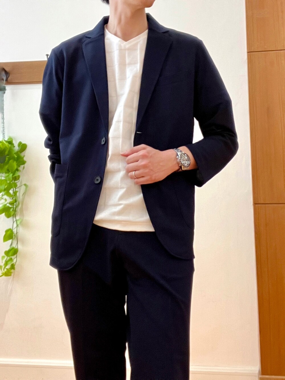ブルー系のテーラードジャケット、ブルー系のその他パンツ、ホワイト系のTシャツ/カットソーを着用したメンズの春コーディネートの7枚目の写真
