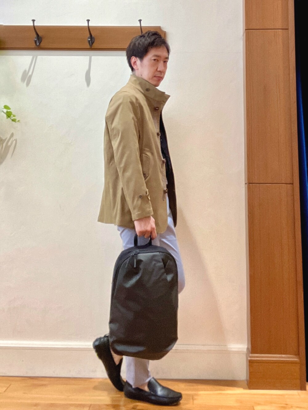 ベージュ系のブルゾン、ブラック系のシャツ/ブラウス、ブルー系のチノパンツを着用したメンズの春コーディネートの8枚目の写真