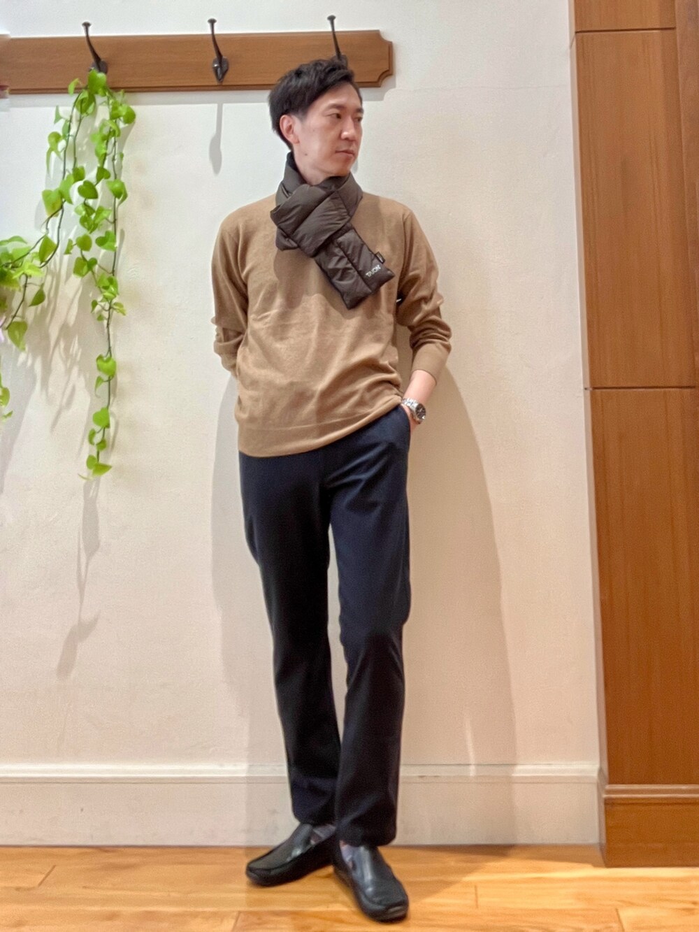 ベージュ系のニット/セーター、ブルー系のその他パンツ、ブラウン系のマフラーを着用したメンズの冬コーディネートの7枚目の写真