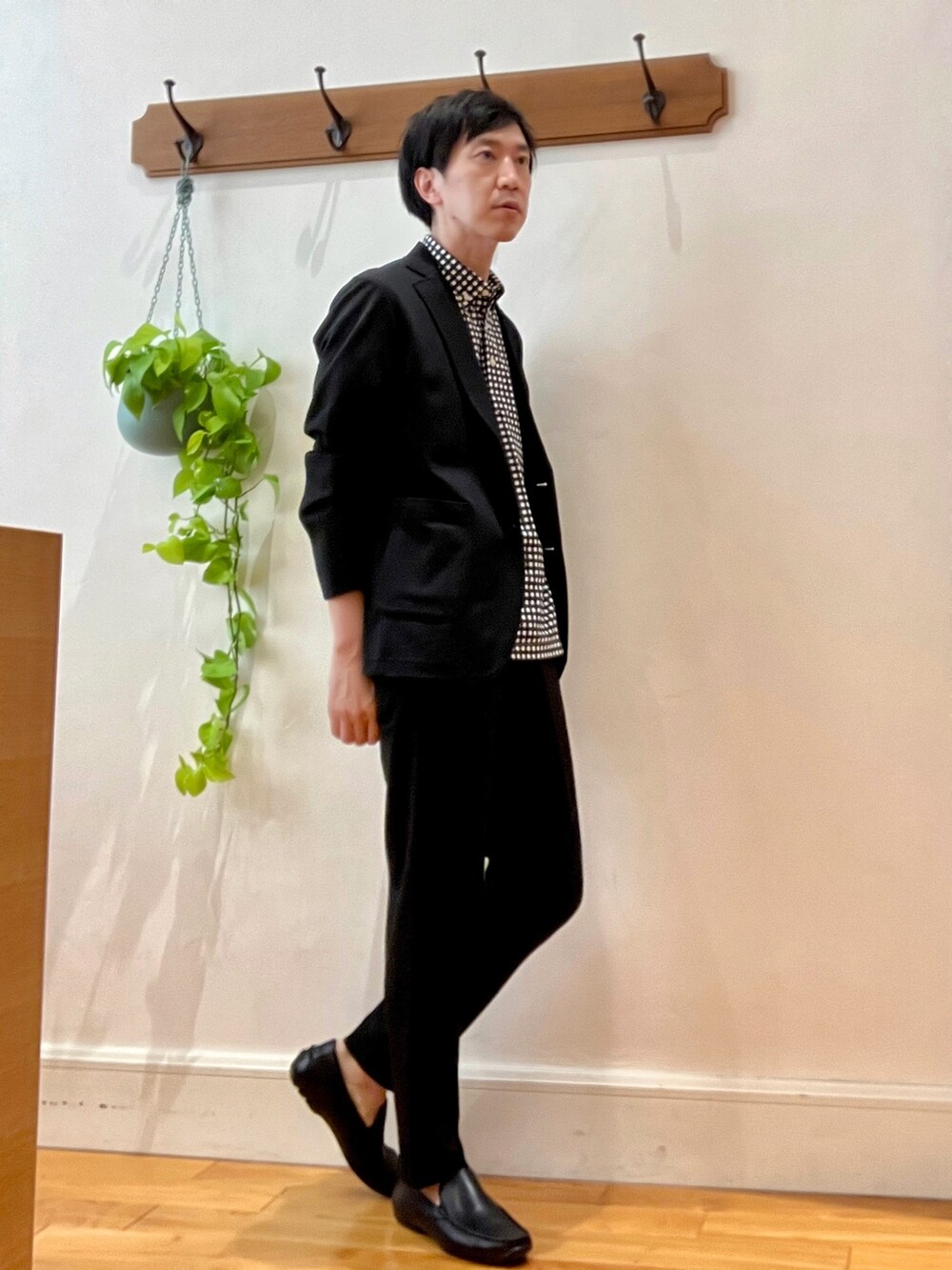 ブラック系のテーラードジャケット、ブラック系のポロシャツ、ブラック系のその他パンツを着用したメンズの夏コーディネートの5枚目の写真