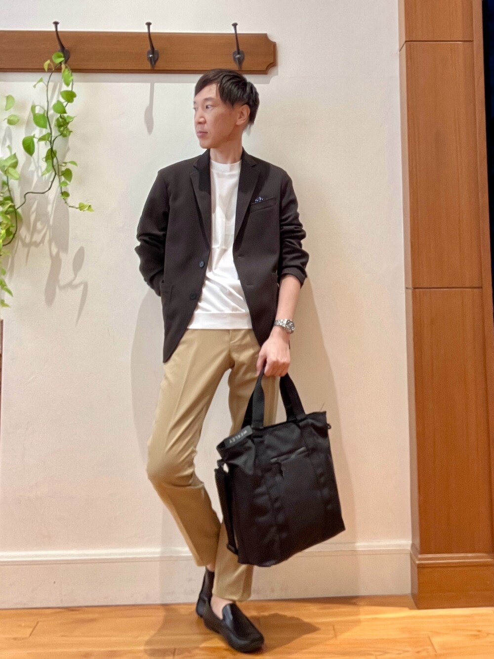 ブラウン系のテーラードジャケット、ホワイト系のTシャツ/カットソー、ベージュ系のチノパンツを着用したメンズの夏コーディネートの6枚目の写真